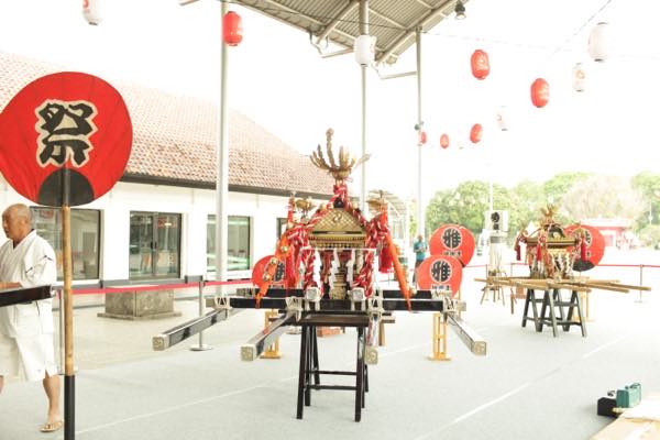  「祭」の幟に囲まれたお神輿