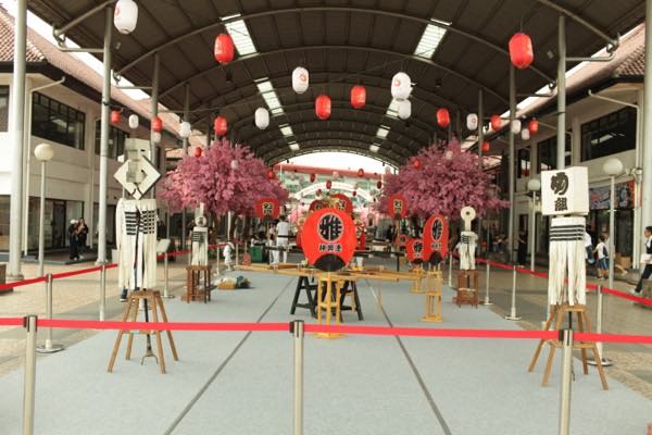 提灯と桜で飾られた会場ホール