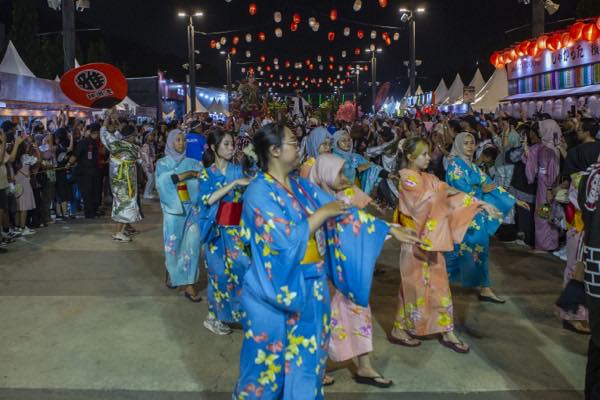浴衣姿の来場者で埋まる盆踊りの輪