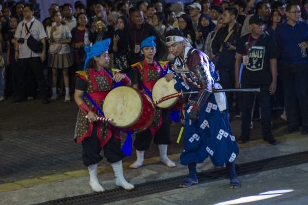 夜に行われた太鼓と伝統舞踊の演目