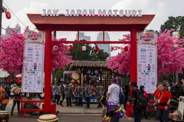 桜と提灯で飾られたジャカルタ日本祭り2025の鳥居