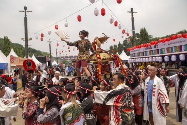 会場で伝統衣装をまとった出演者