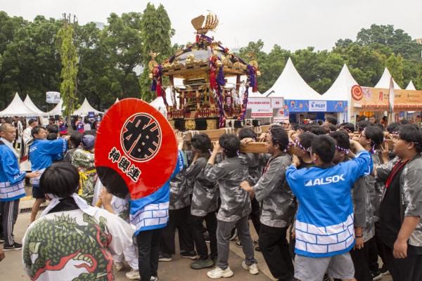 太鼓の音とともに進むお神輿のパレード