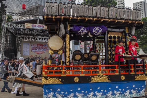 太鼓を載せた装飾豊かなお神輿